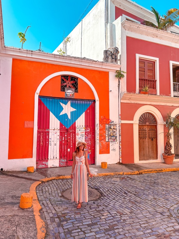 calle con Bandera en San Juan de Puerto Rico